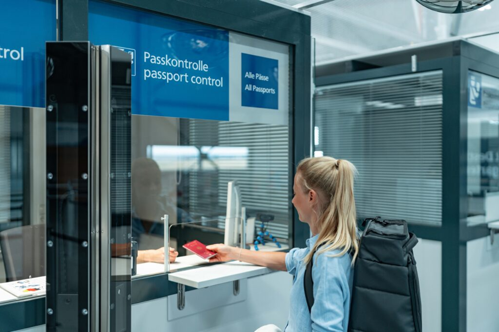 Với các chuyến bay có quá cảnh, hành khách xuất trình hộ chiếu, visa và vé máy bay cho cán bộ hải quan để đóng dấu (Nguồn: Internet)